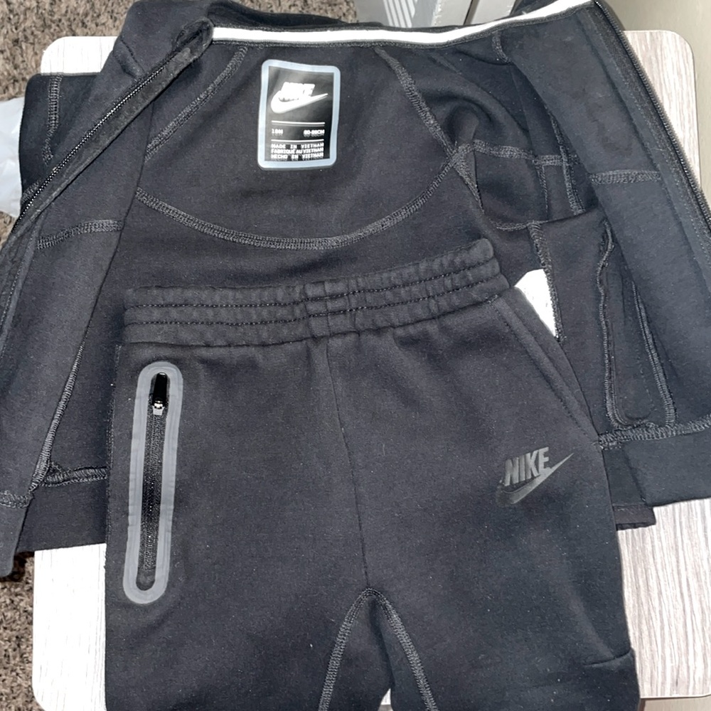 Nike tech jogging suit